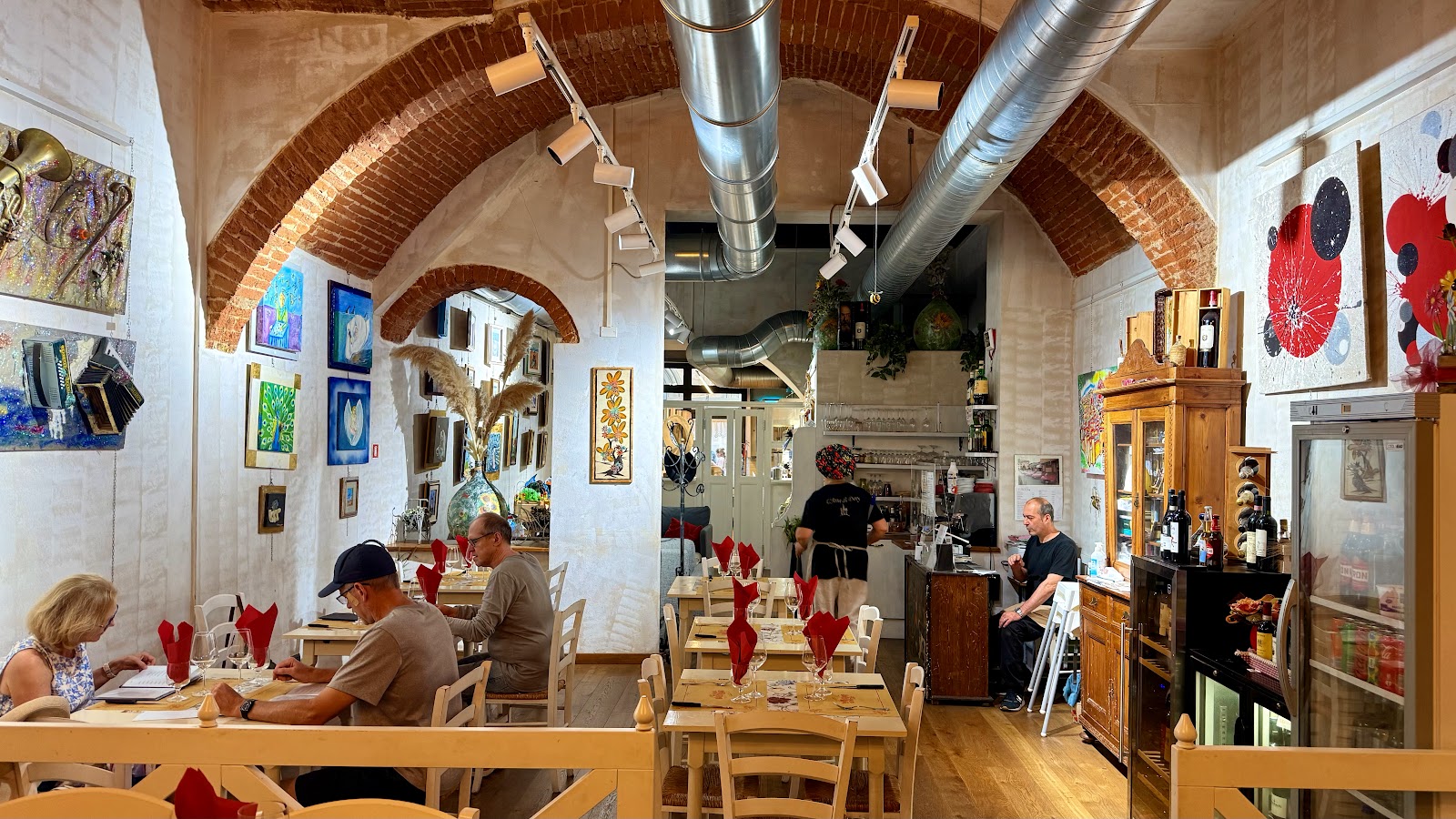 Sala con volte in mattoni di L'Arte di Dory